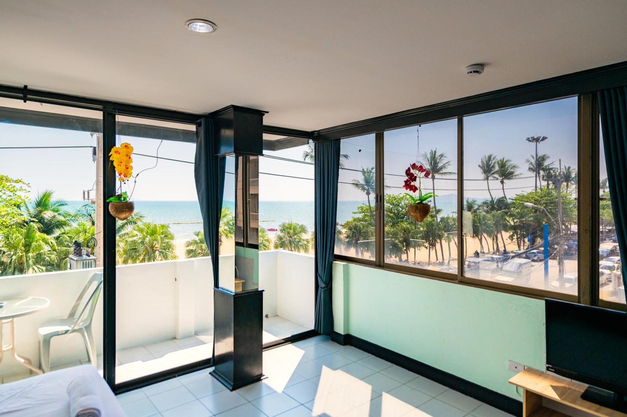 Happy Jomtien - Beachfront Номер фото