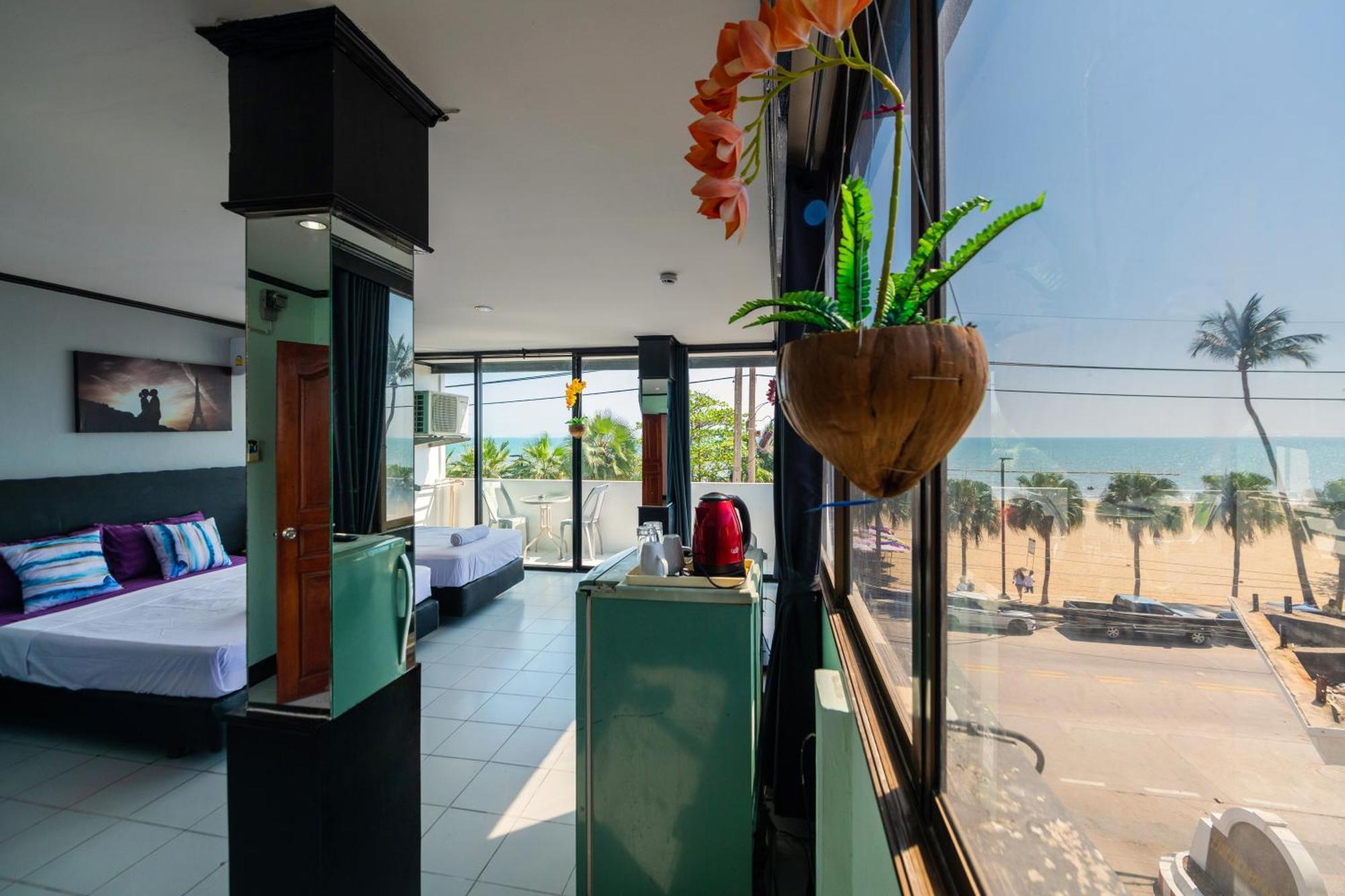 Happy Jomtien - Beachfront Номер фото